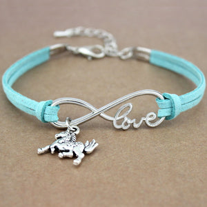 Ce bracelet en cuir, orné d'un pendentif cheval et du mot "love" en argent, symbolise l'amour infini pour les chevaux
