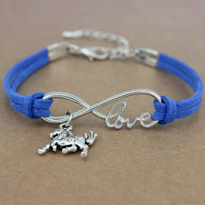 Ce bracelet en cuir, orné d'un pendentif cheval et du mot "love" en argent, symbolise l'amour infini pour les chevaux