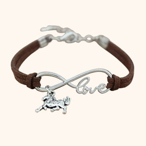 Ce bracelet en cuir, orné d'un pendentif cheval et du mot "love" en argent, symbolise l'amour infini pour les chevaux