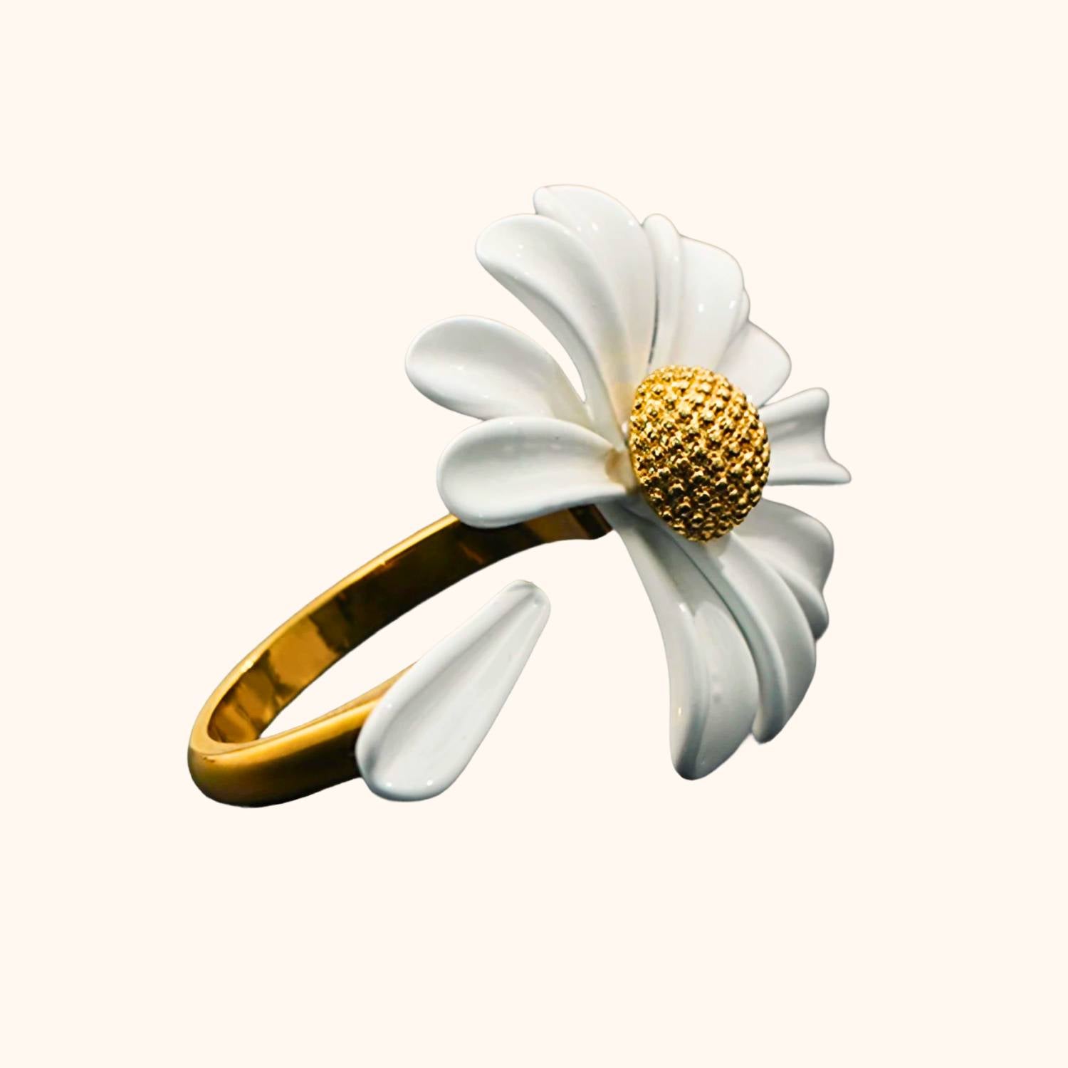 Bague la marguerite au doigt