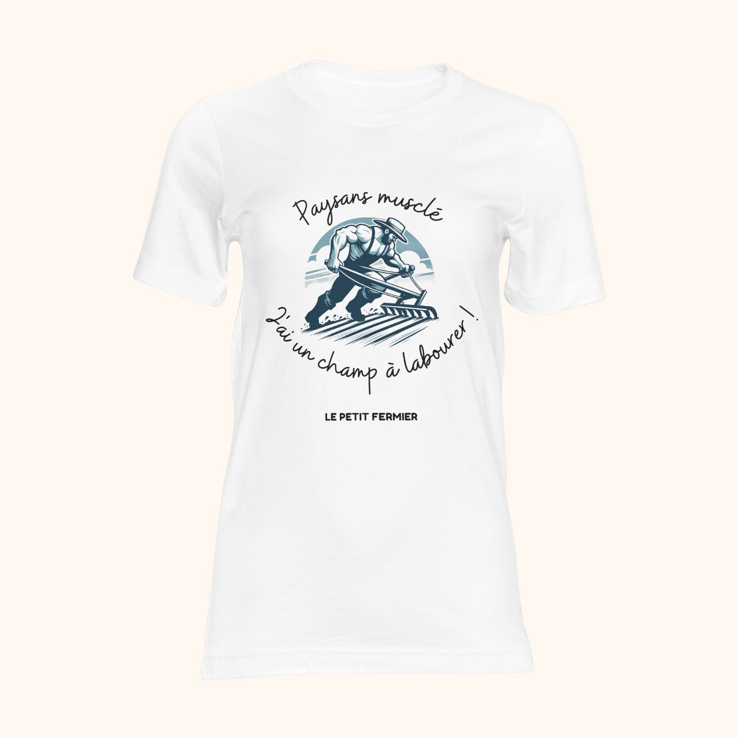 Un puissant fermier musclé laboure avec détermination un champ fertile, symbolisant la force et la résilience de l'agriculture