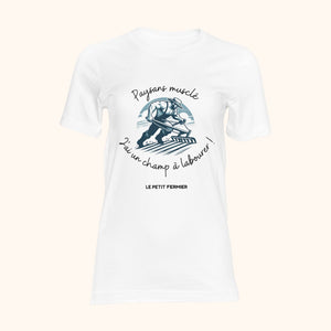 Un puissant fermier musclé laboure avec détermination un champ fertile, symbolisant la force et la résilience de l'agriculture