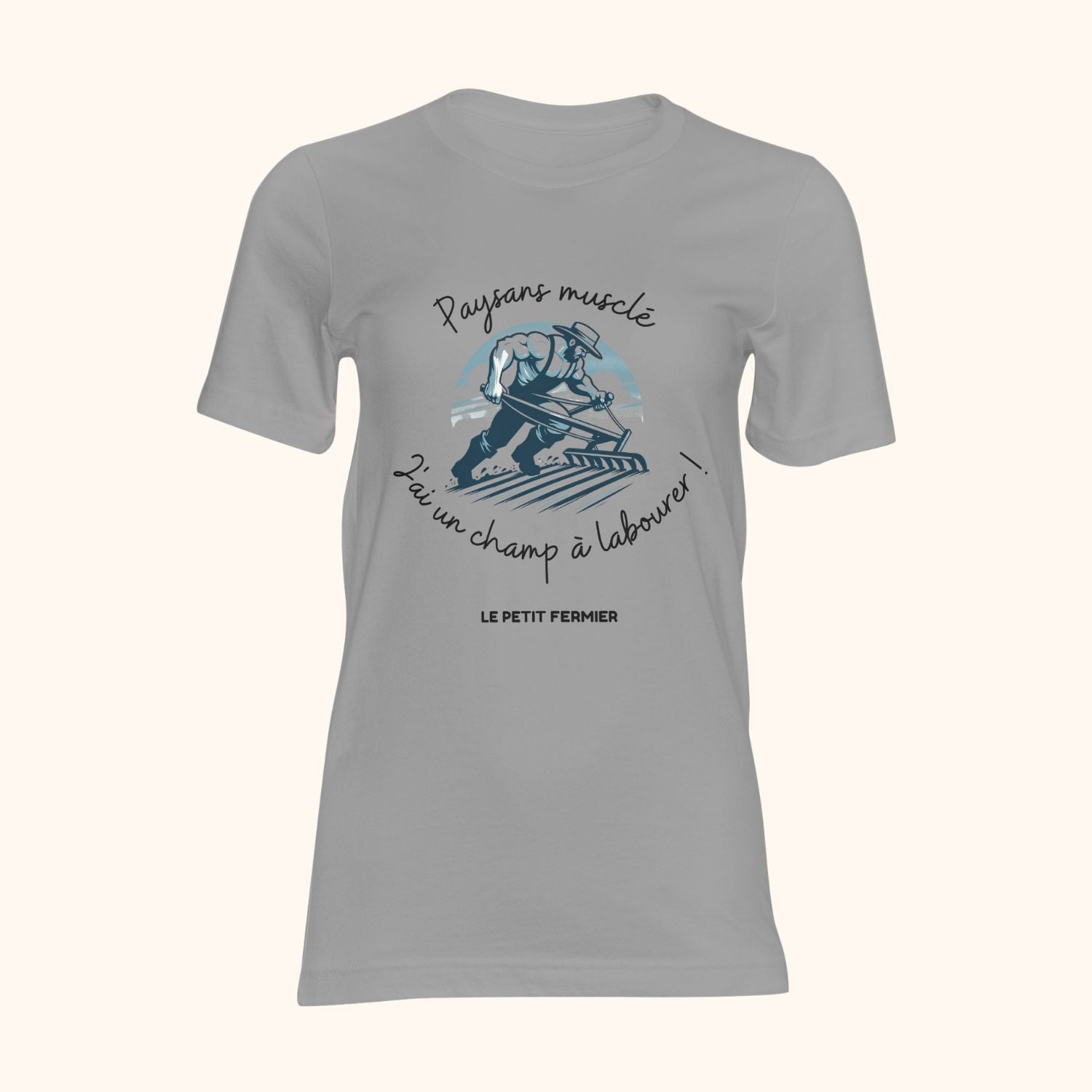 Un puissant fermier musclé laboure avec détermination un champ fertile, symbolisant la force et la résilience de l'agriculture