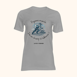 Un puissant fermier musclé laboure avec détermination un champ fertile, symbolisant la force et la résilience de l'agriculture