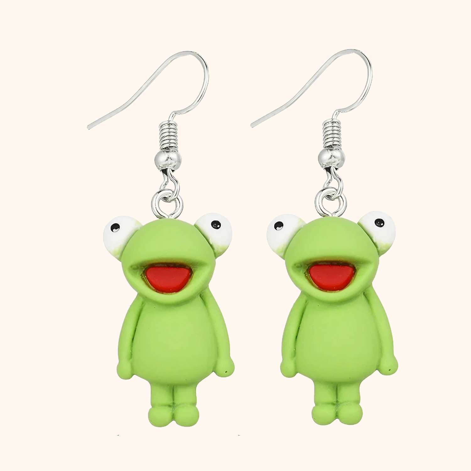 Eh ben, ces pitites grenouilles là, c’est comme un éclat de verdure et d’joie accroché à vos oreilles, qu’on dirait qu’elles s’apprêtent à croasser d’bonheur

