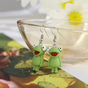 Eh ben, ces pitites grenouilles là, c’est comme un éclat de verdure et d’joie accroché à vos oreilles, qu’on dirait qu’elles s’apprêtent à croasser d’bonheur
