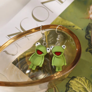 Eh ben, ces pitites grenouilles là, c’est comme un éclat de verdure et d’joie accroché à vos oreilles, qu’on dirait qu’elles s’apprêtent à croasser d’bonheur