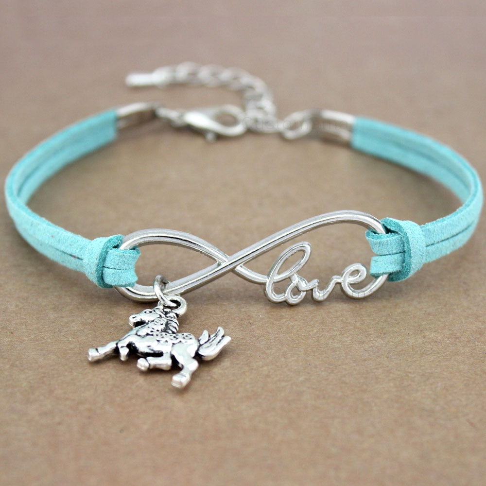 Ce bracelet en cuir, orné d'un pendentif cheval et du mot "love" en argent, symbolise l'amour infini pour les chevaux