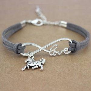 Ce bracelet en cuir, orné d'un pendentif cheval et du mot "love" en argent, symbolise l'amour infini pour les chevaux