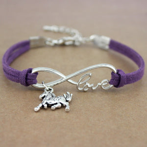 Ce bracelet en cuir, orné d'un pendentif cheval et du mot "love" en argent, symbolise l'amour infini pour les chevaux