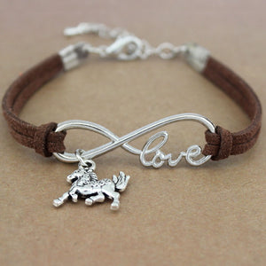 Ce bracelet en cuir, orné d'un pendentif cheval et du mot "love" en argent, symbolise l'amour infini pour les chevaux