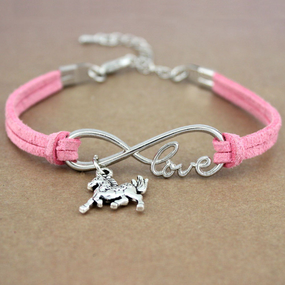 Ce bracelet en cuir, orné d'un pendentif cheval et du mot "love" en argent, symbolise l'amour infini pour les chevaux