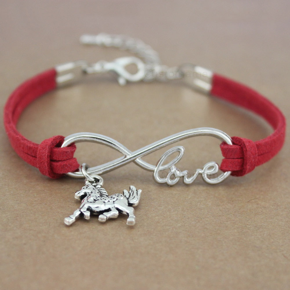 Ce bracelet en cuir, orné d'un pendentif cheval et du mot "love" en argent, symbolise l'amour infini pour les chevaux