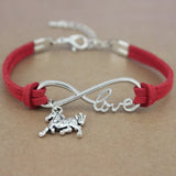 Ce bracelet en cuir, orné d'un pendentif cheval et du mot "love" en argent, symbolise l'amour infini pour les chevaux