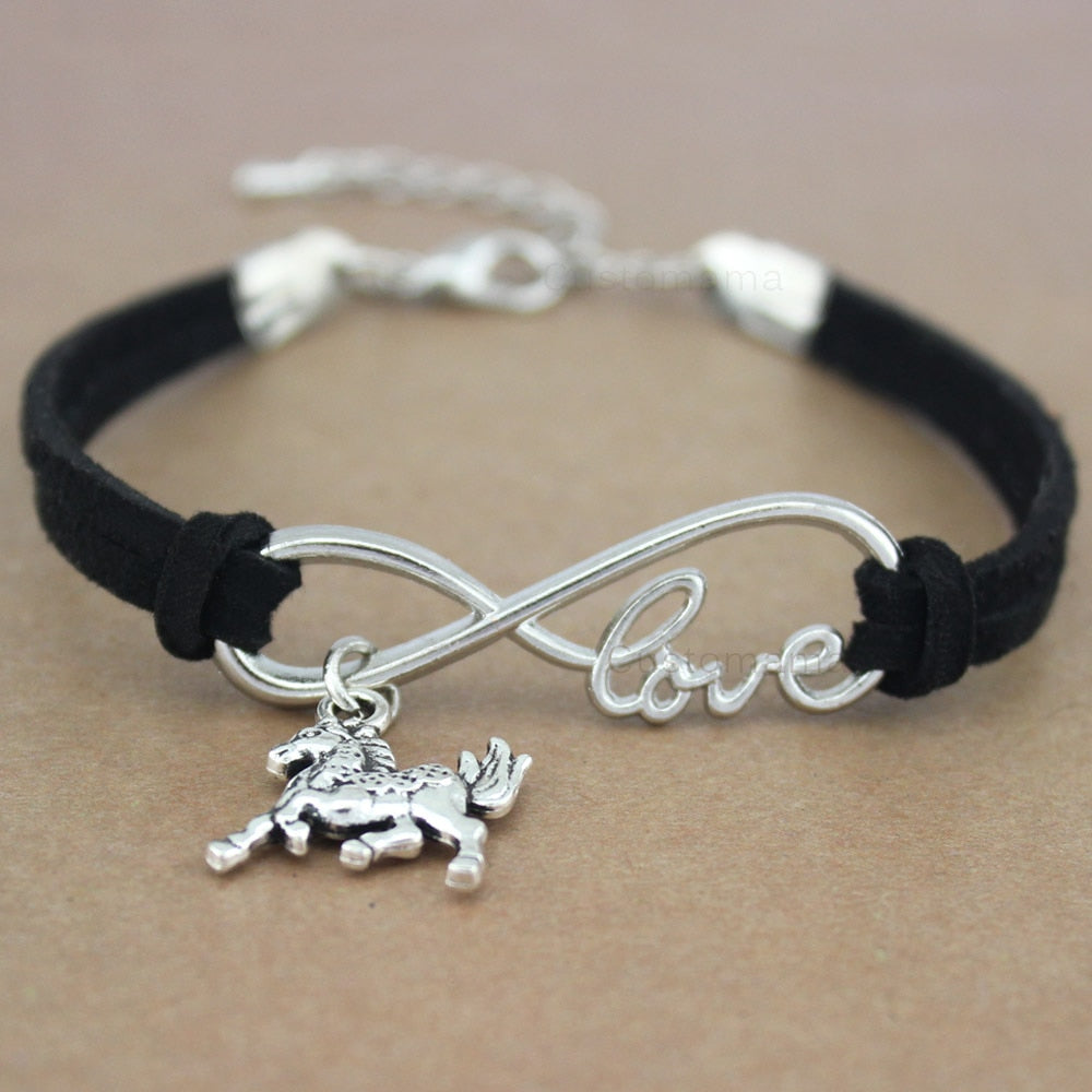 Ce bracelet en cuir, orné d'un pendentif cheval et du mot "love" en argent, symbolise l'amour infini pour les chevaux