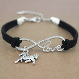 Ce bracelet en cuir, orné d'un pendentif cheval et du mot "love" en argent, symbolise l'amour infini pour les chevaux