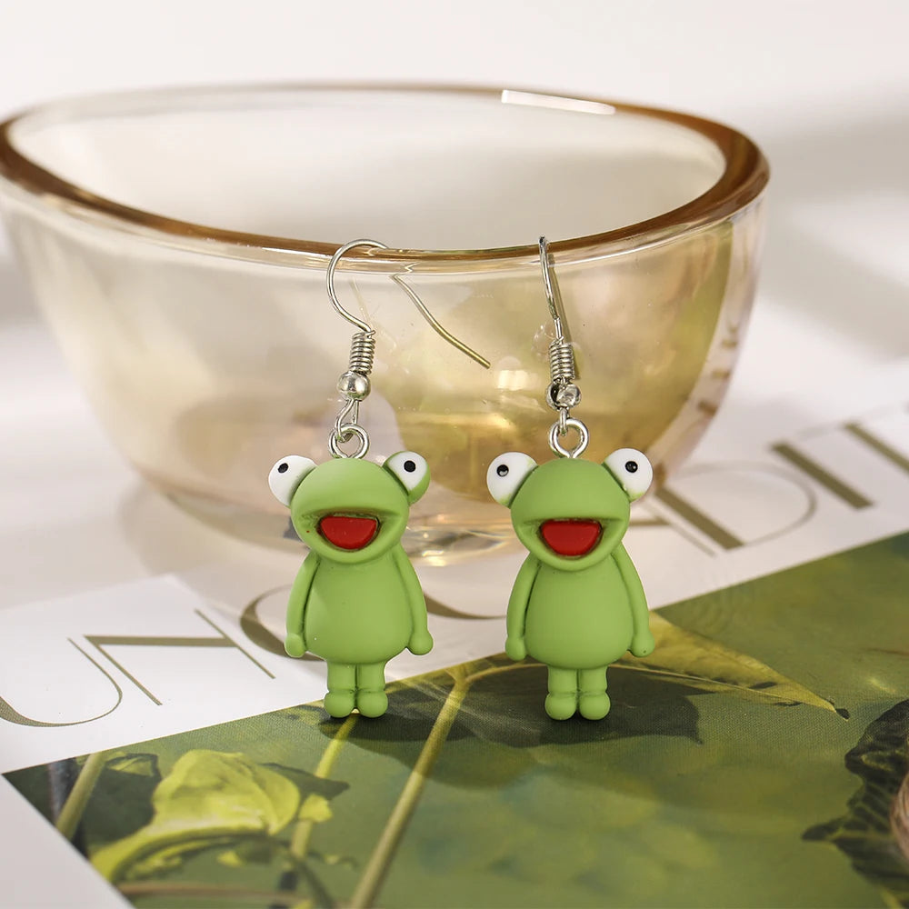 Eh ben, ces pitites grenouilles là, c’est comme un éclat de verdure et d’joie accroché à vos oreilles, qu’on dirait qu’elles s’apprêtent à croasser d’bonheur