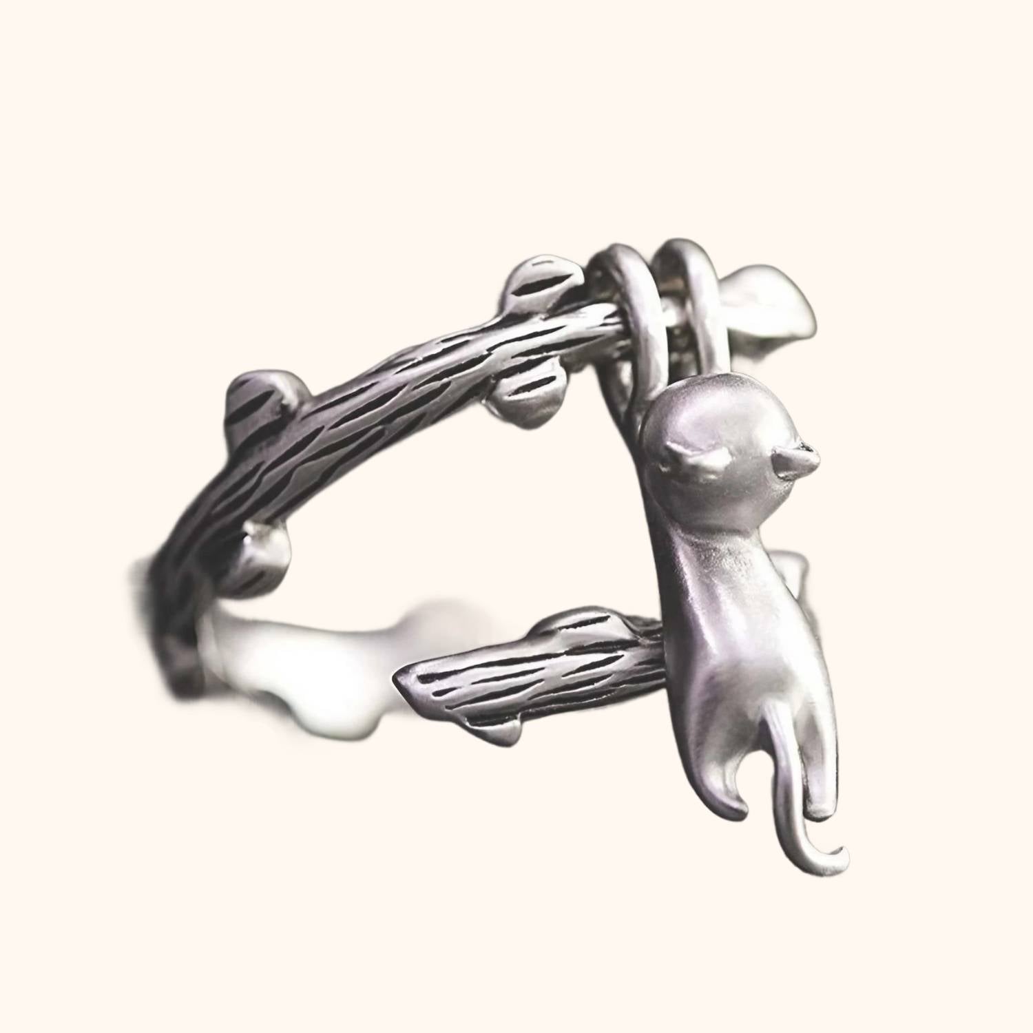 Bague le chat suspendu