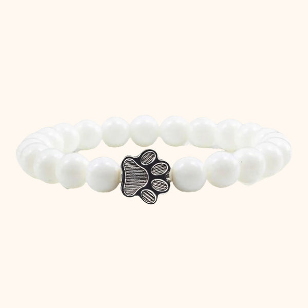 Bracelet patte de chien et perles blanches