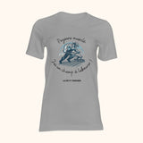 Un puissant fermier musclé laboure avec détermination un champ fertile, symbolisant la force et la résilience de l'agriculture