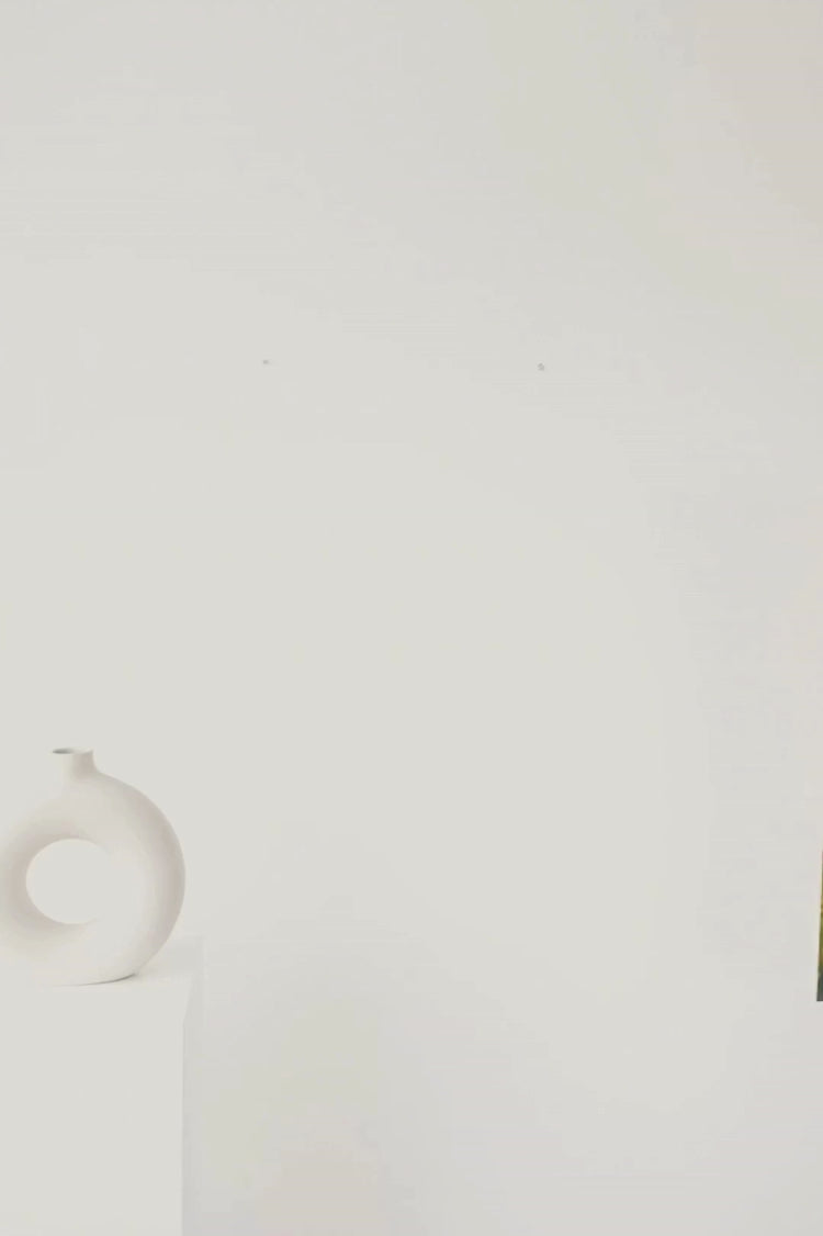 Un lever de soleil éclatant illumine un champ de fleurs sauvages, créant une symphonie de couleurs et de sérénité champêtre