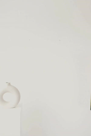 Un lever de soleil éclatant illumine un champ de fleurs sauvages, créant une symphonie de couleurs et de sérénité champêtre