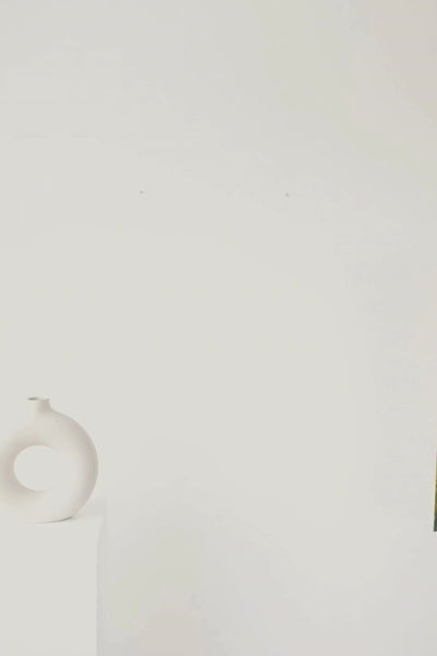 Un lever de soleil éclatant illumine un champ de fleurs sauvages, créant une symphonie de couleurs et de sérénité champêtre