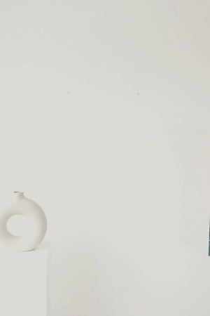 Derrière chaque pétale dans ce paysage éclatant, on peut entendre la chanson douce de la nature et sentir la paix qui coule comme la rivière