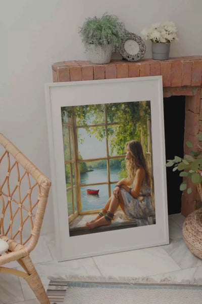Eh bien, on dirait qu'la p'tite demoiselle a trouvé son p'tit coin d'paradis, assise à cette fenêtre, regardant l'rivière paisible et ce bateau rouge flottant doucement, entourée par la nature en fleurs