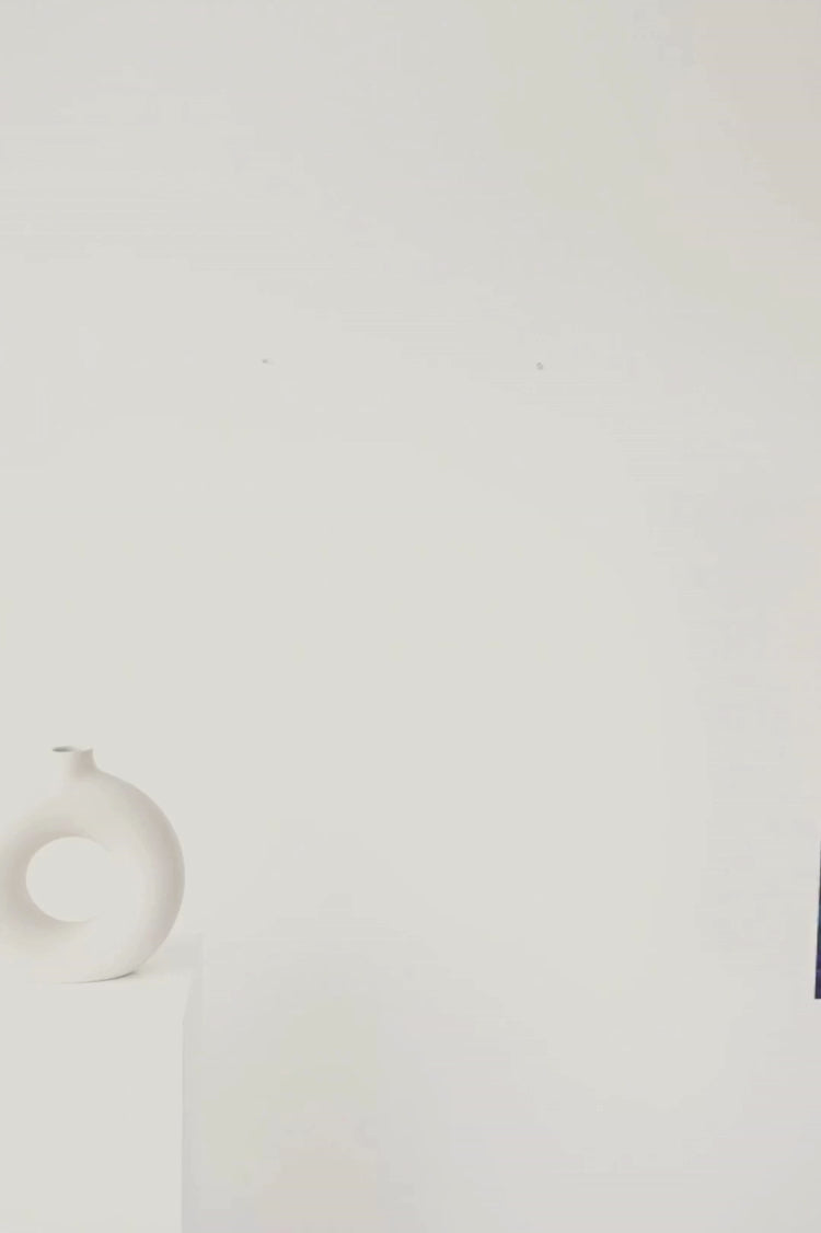 Dans la lumière dorée du crépuscule, une prairie de fleurs éclatantes s'étend à perte de vue, accueillant majestueusement des cerfs gracieux