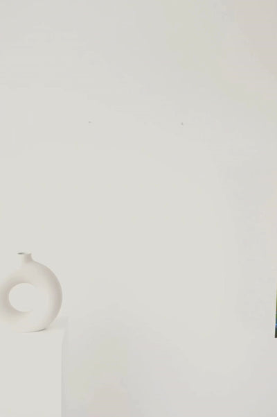 Telle une peinture divine, cette ferme paisible s'étend sous un ciel azur, où chaque brin d'herbe et chaque fleur racontent des histoires de calme et de sérénité, comme des vagues douces sur un océan vert