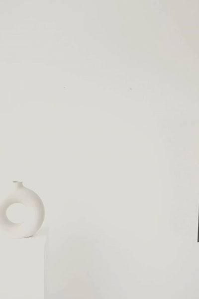 Eh bien, on dirait qu'la p'tite demoiselle a trouvé son p'tit coin d'paradis, assise à cette fenêtre, regardant l'rivière paisible et ce bateau rouge flottant doucement, entourée par la nature en fleurs