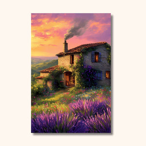 Un coucher de soleil envoûtant illumine une maisonnette pittoresque entourée de lavandes en pleine floraison, avec une rivière scintillante qui serpente à travers des collines verdoyantes