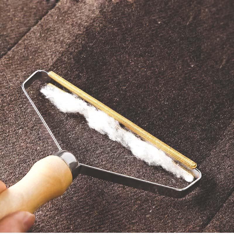 Brosse anti-poil en bois chien et chat - Le Petit Fermier